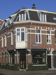 908744 Gezicht op het winkelhoekpand Willem van Noortstraat 90 te Utrecht, met links de Floris Heermalestraat.N.B. ...